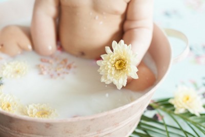 Băile în lapte pentru bebeluși - ce sunt și ce beneficii au